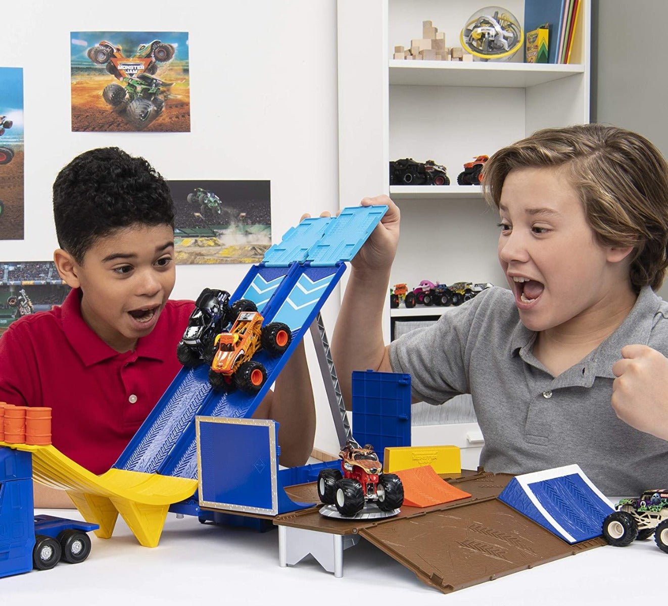 Monster Jam 1:64 2 - in - 1 Transforming Hauler Playset 6058258 - Colorland Toys