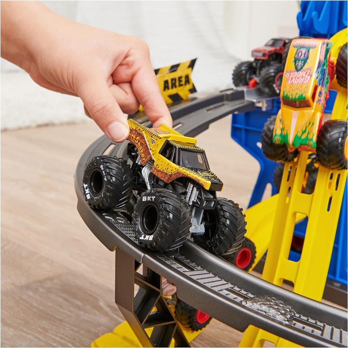 Monster Jam Monster Garage Storage and Playset 1:64 6060879 - Colorland Toys