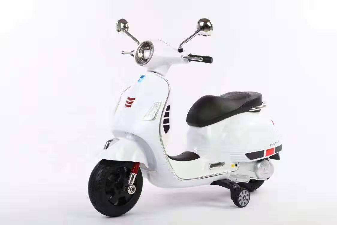 Vespa Xtream Motorcycle White Q618 - Colorland Toys