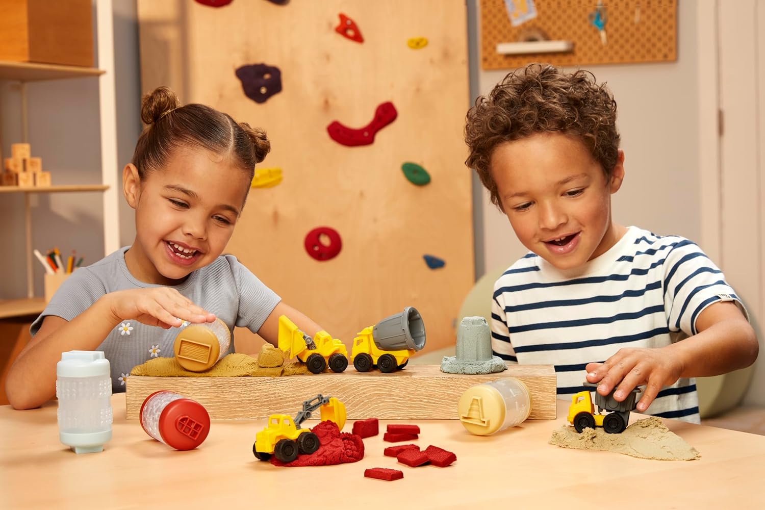 Wonder Factory Never-Dry Sand Construction Trucks Set with Vice & 104ml Sand - Colorland Toys