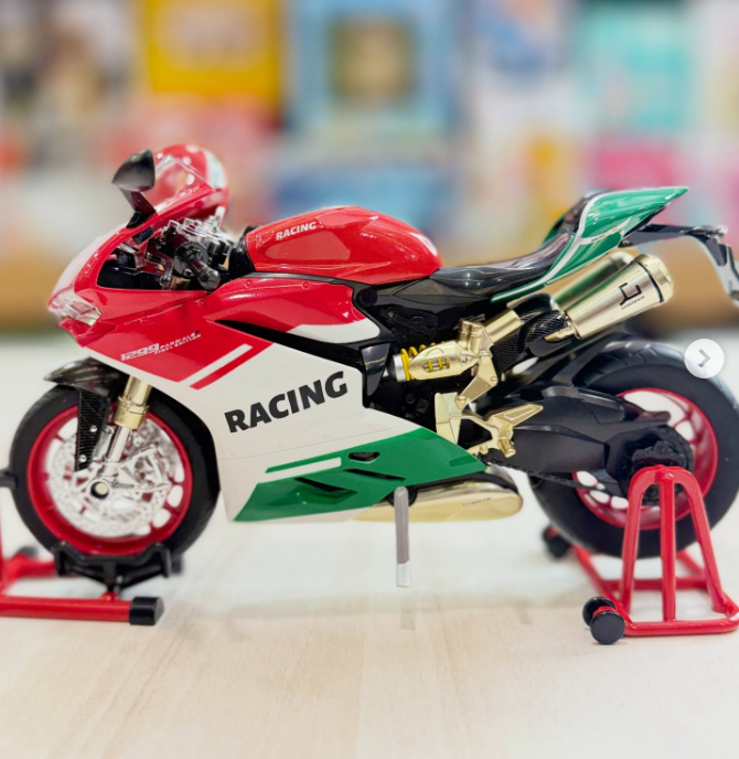 Ducati Panigale 1199 Die-Cast With Helmet, Smoke And Light 1:9 Scale 8678B — image 1