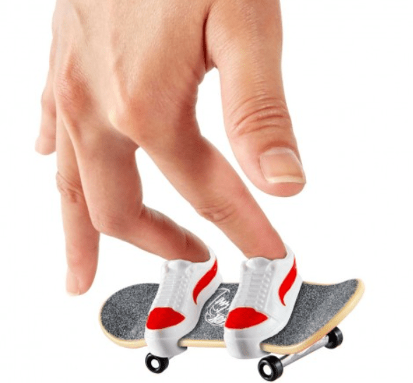 Hot Wheels Pack of 4 Skate Tony Hawk Fingerboard With Shoe HVM14/HGT84 — image 2