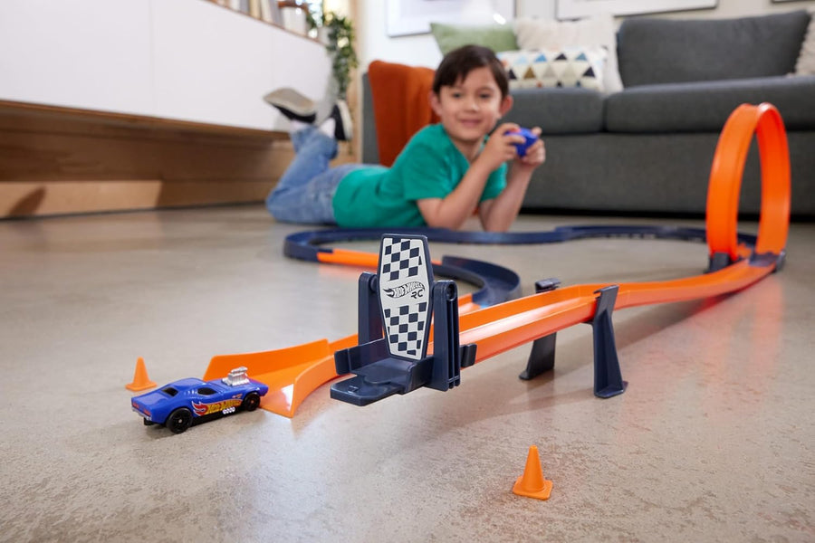 Hot Wheels R/C 1:64 Trackset with Remote Control Car, 30+ Pieces — image 2