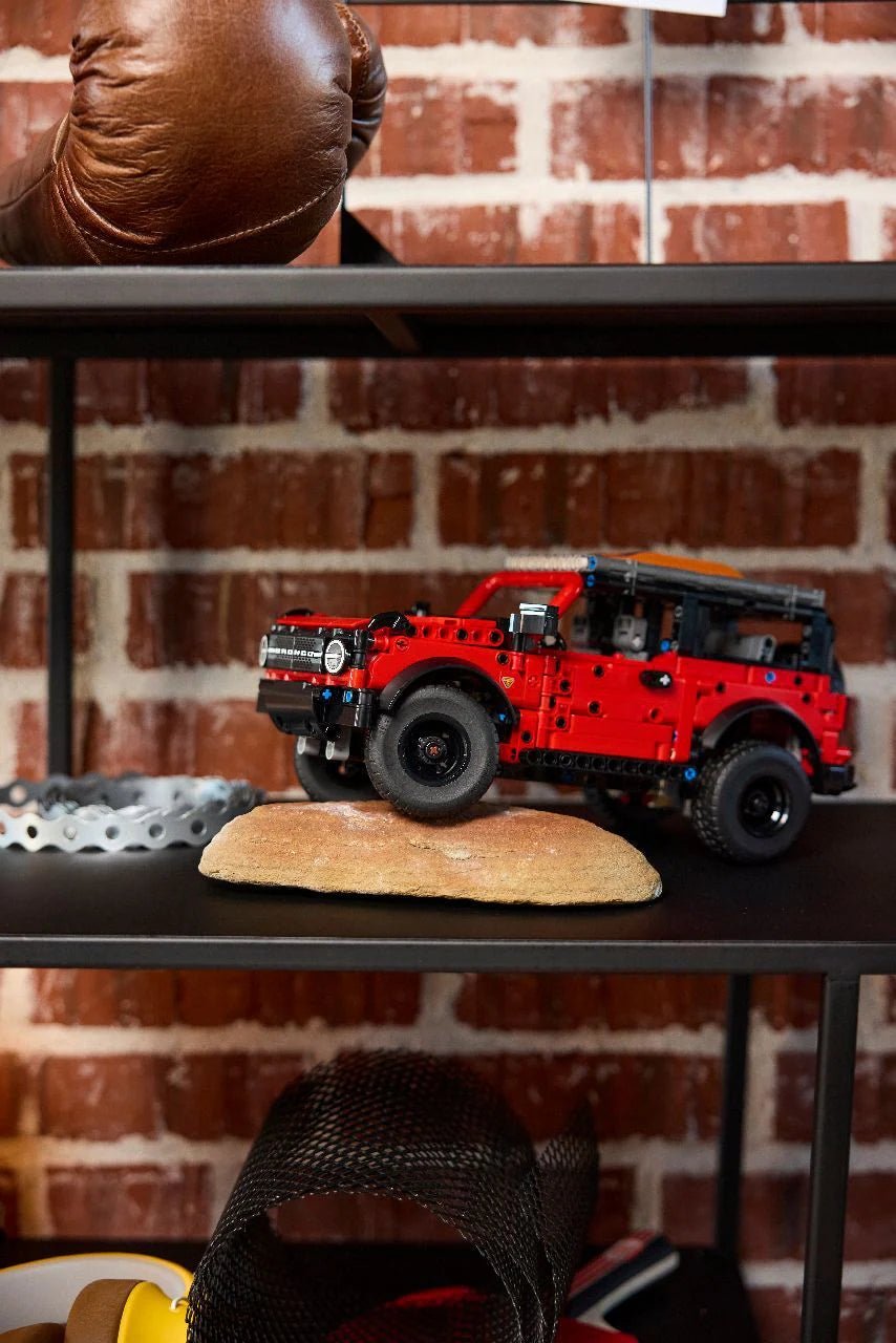 LEGO Technic Ford Bronco SUV V29 42213 — image 4