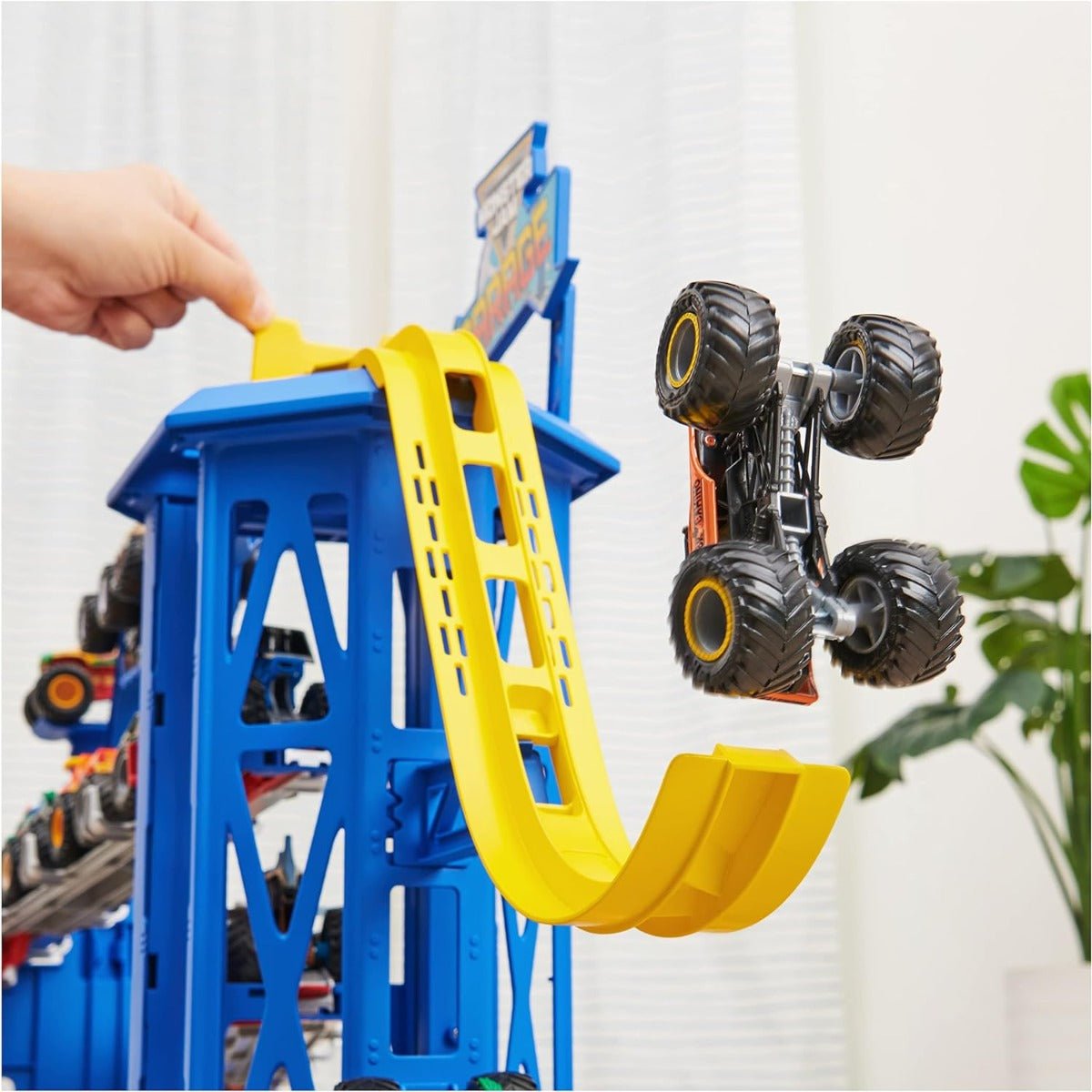 Monster Jam Monster Garage Storage and Playset 1:64 6060879 - Colorland Toys