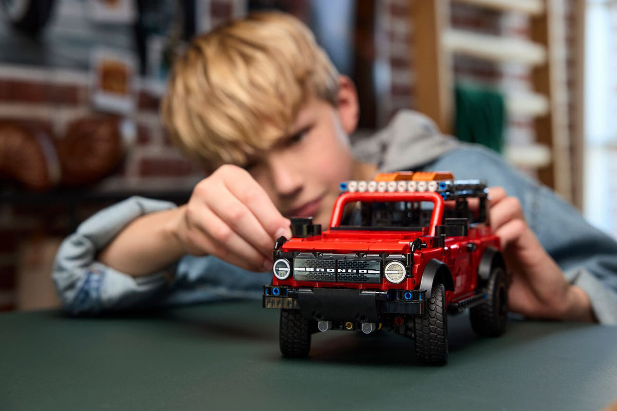 LEGO Technic Ford Bronco SUV V29 42213 — image 7