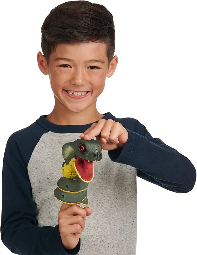 Untamed Fingerlings Cobra Fang Snake with Lunge Attack 3840 — image 5