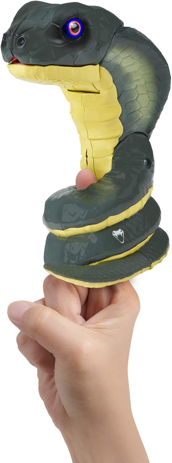 Untamed Fingerlings Cobra Fang Snake with Lunge Attack 3840 — image 4
